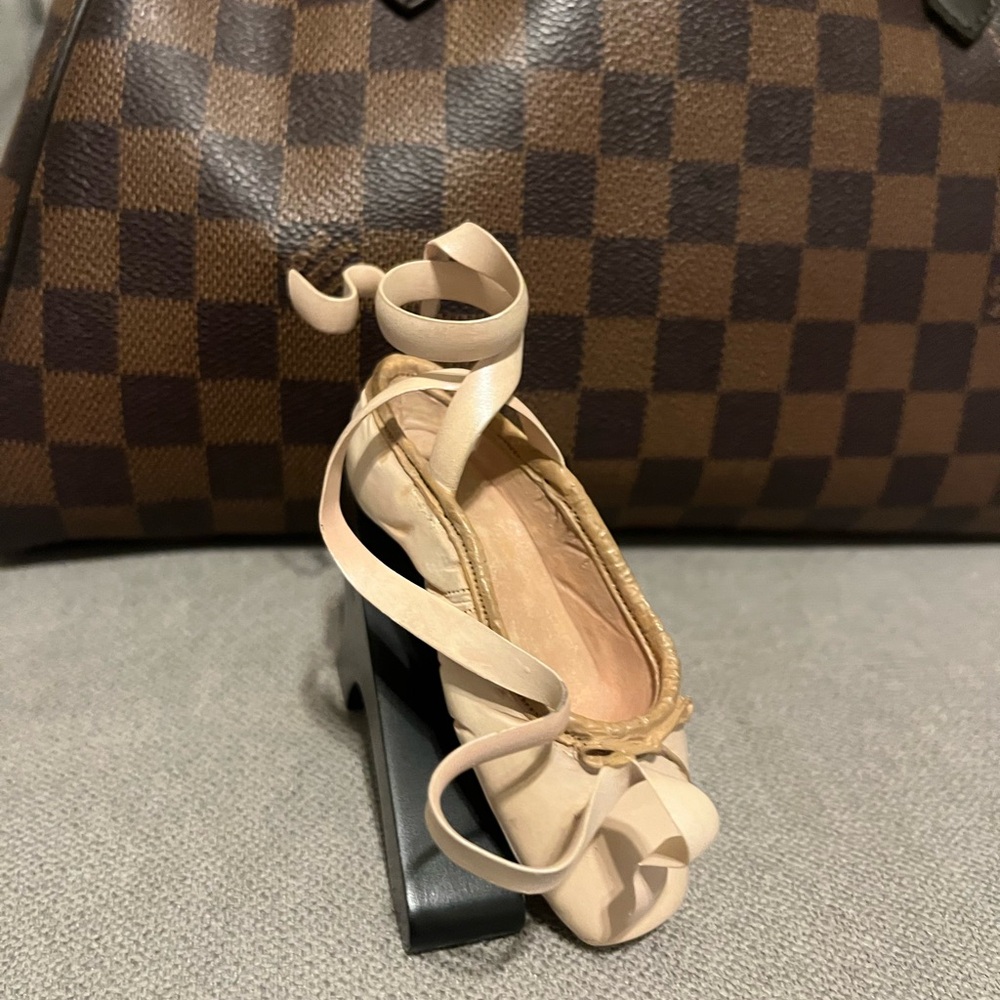 Ballerina figurine shoe
